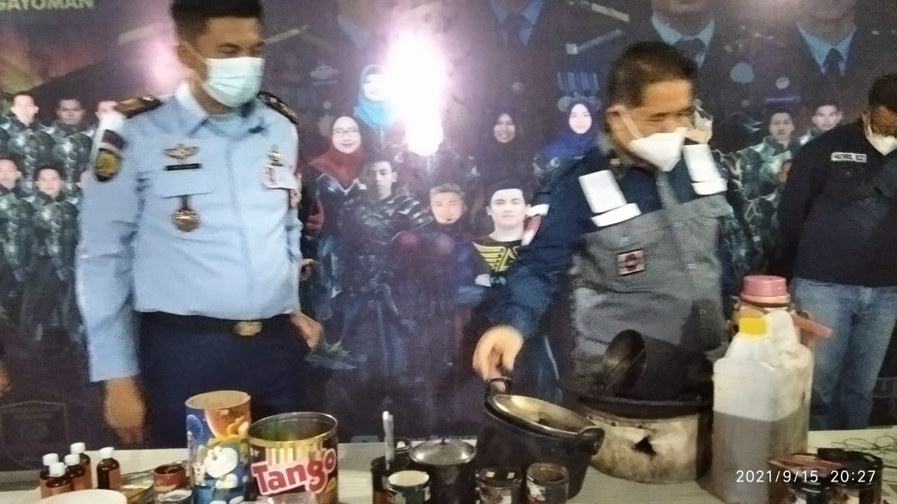 Kepala Devisi Pemasyarakatan Kanwil Sumsel Dadi Mulyadi,Bc.IP.SH.MH didampingi kepala rutan Baturaja Oku Royhan Al Faisal,Amd,IP.SH.MH (Poskota.net/Dok Ist)