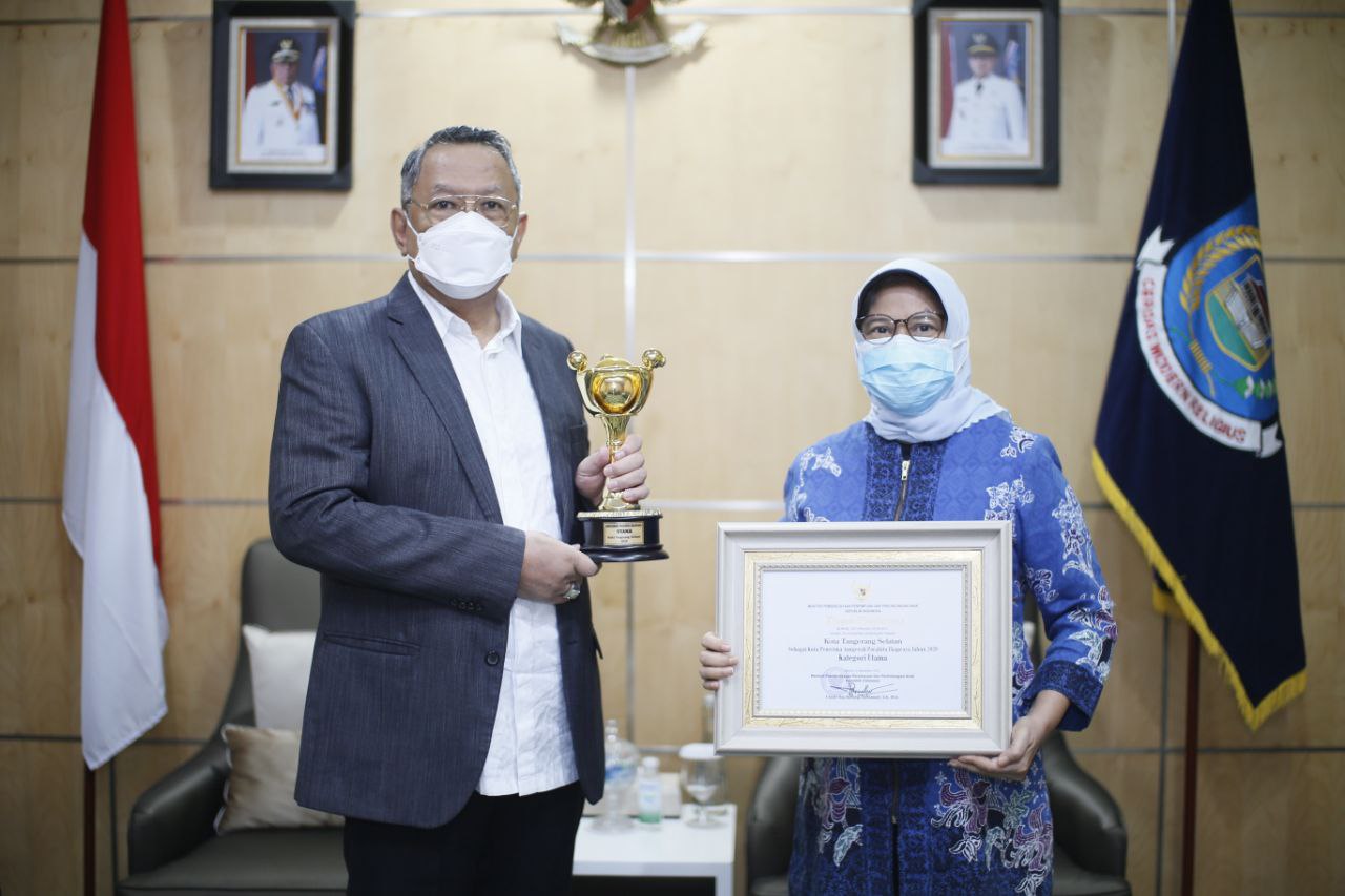Wali Kota Tangsel Benyamin Davnie bersama Khairati Kepala Dinas Pemberdayaan Masyarakat Pemberdayaan Perempuan Perlindungan Anak dan Keluarga Berencana (DPMP3AKB) Tangsel (Poskota.net/Dok Ist)