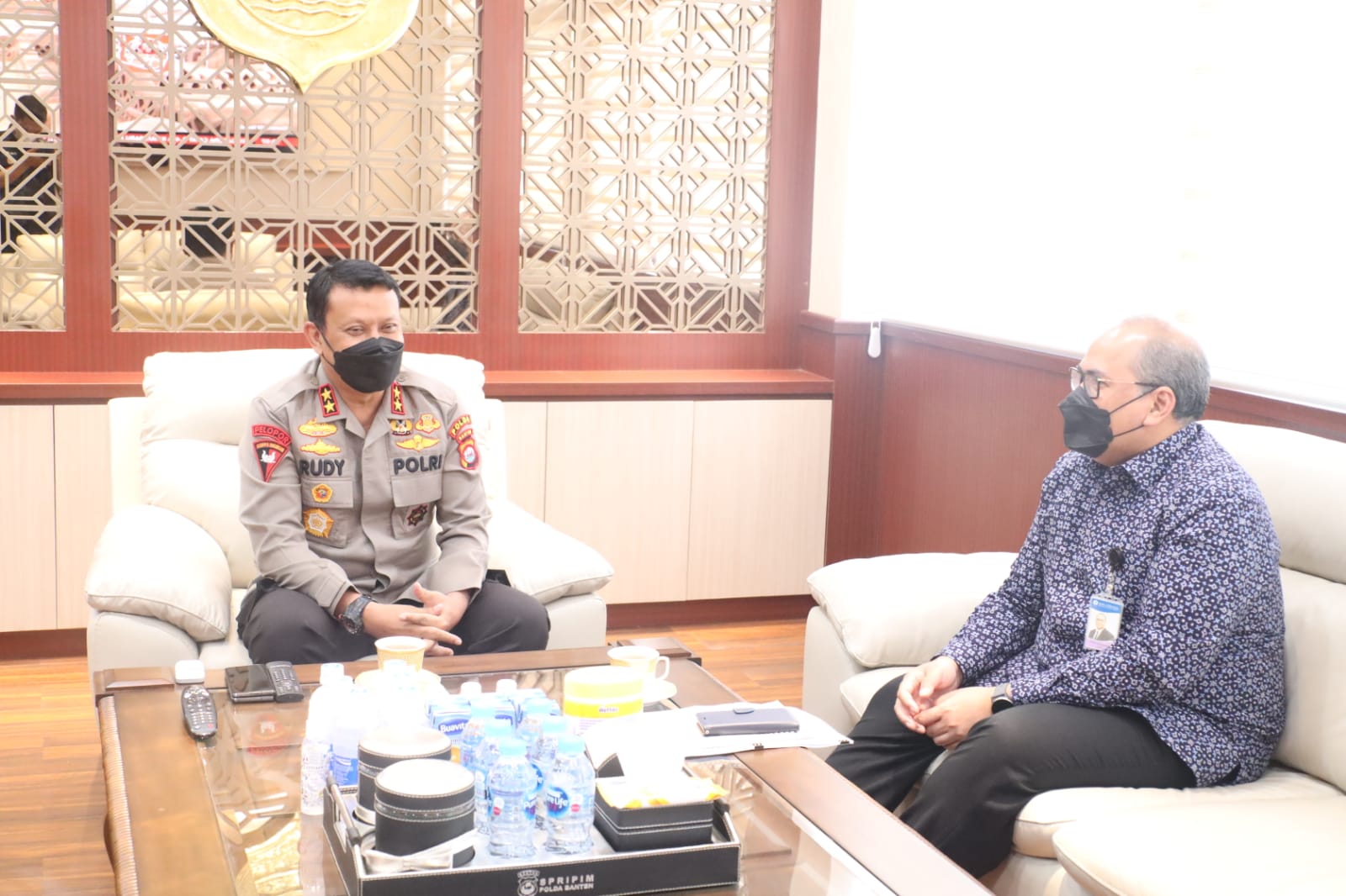 Kapolda Banten Irjen Pol Dr. Rudy Heriyanto Adi Nugroho bersama Kepala Perwakilan Bank Indonesia Provinsi Banten Erwin Soeriadimadja (Poskota.net/Dok Ist)