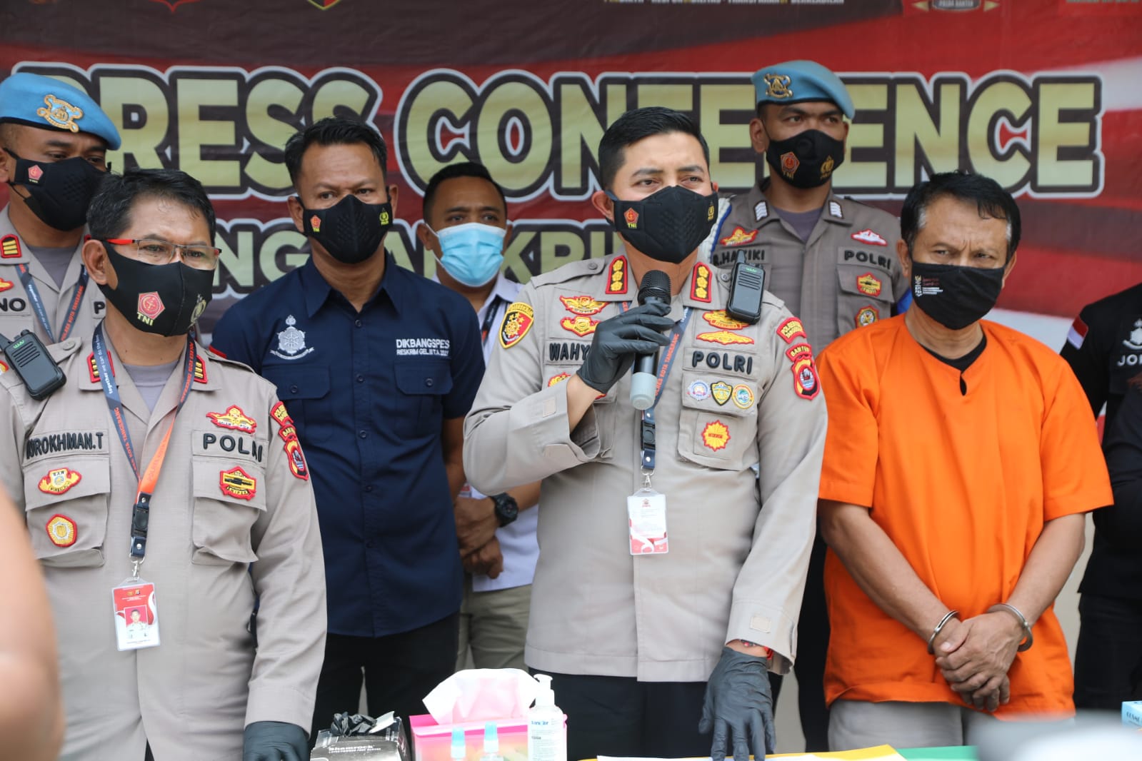 Kapolresta Tangerang Kombes Pol Wahyu Sri Bintoro konferensi pers di Mapolsek Cisoka (Poskota.net/Dok Ist)