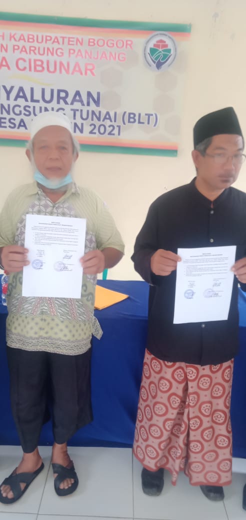 Haji Sugiyanto yang menyerahkan lahan tanah wakaf (sebelah kiri), Ustad Udin penerima tanah wakaf (sebelah kanan). (Poskota.Net/Dok Ist)