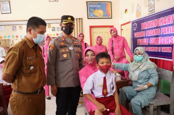 AKBP M.Qori Oktohandoko.SH.SIK.MH. beserta Ketua Bhayangkari saksikan langsung pelaksanaan Vaksin anak-anak umur 6-11 tahun (Poskota.net/Dok Ist)