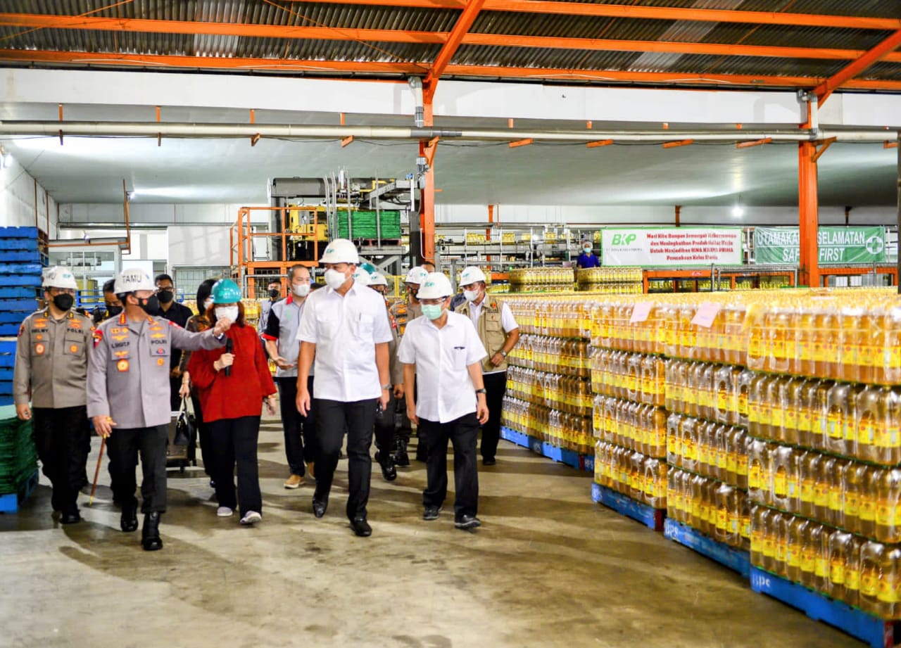 Kapolri Jenderal Listyo Sigit Prabowo bersama dengan Menteri Perdagangan RI Muhammad Lutfi (Poskota.net/Dok Ist)