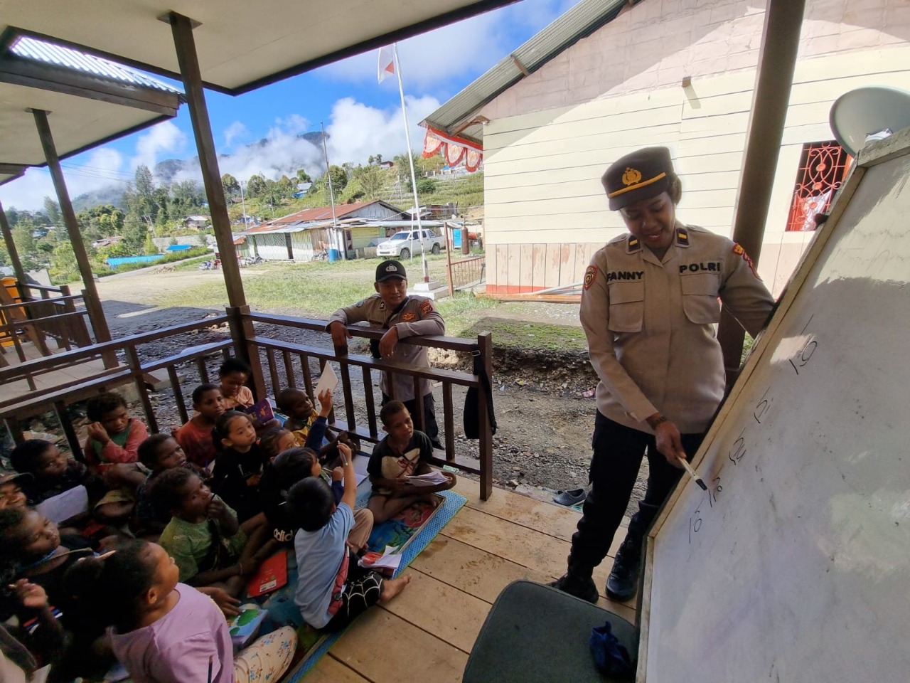 belajar mengajar yang dilakukan personel Binmas Noken dari Polres Intan Jaya | foto: bid humas polda papua