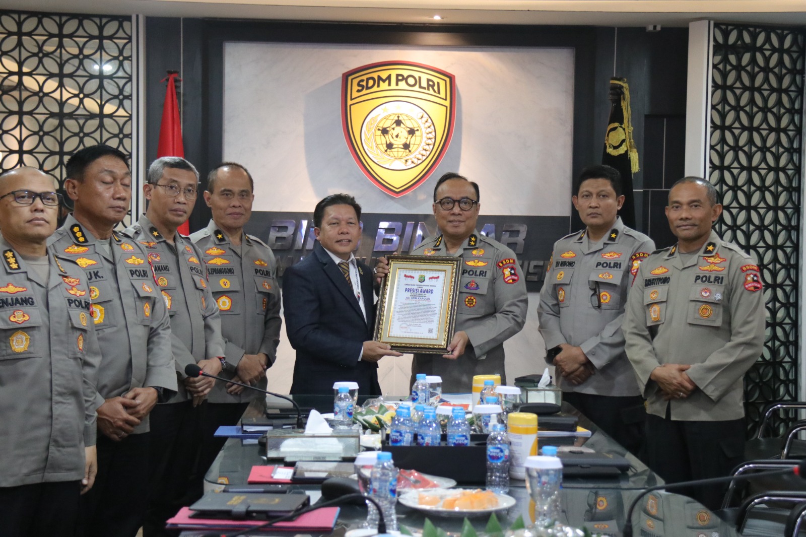 Direktur Eksekutif Lemkapi Edi Saputra Hasibuan saat memberikan penghargaan ke Irjen Dedi Prasetyo di Gedung TNCC Polri,