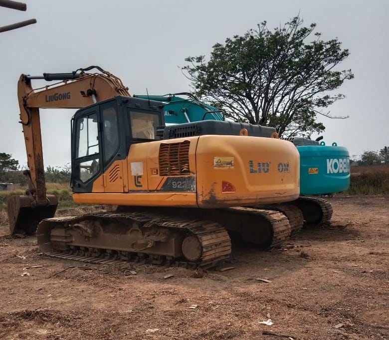 terlihat tidak beraktivitas, namun nampak dua unit alat berat excavator.