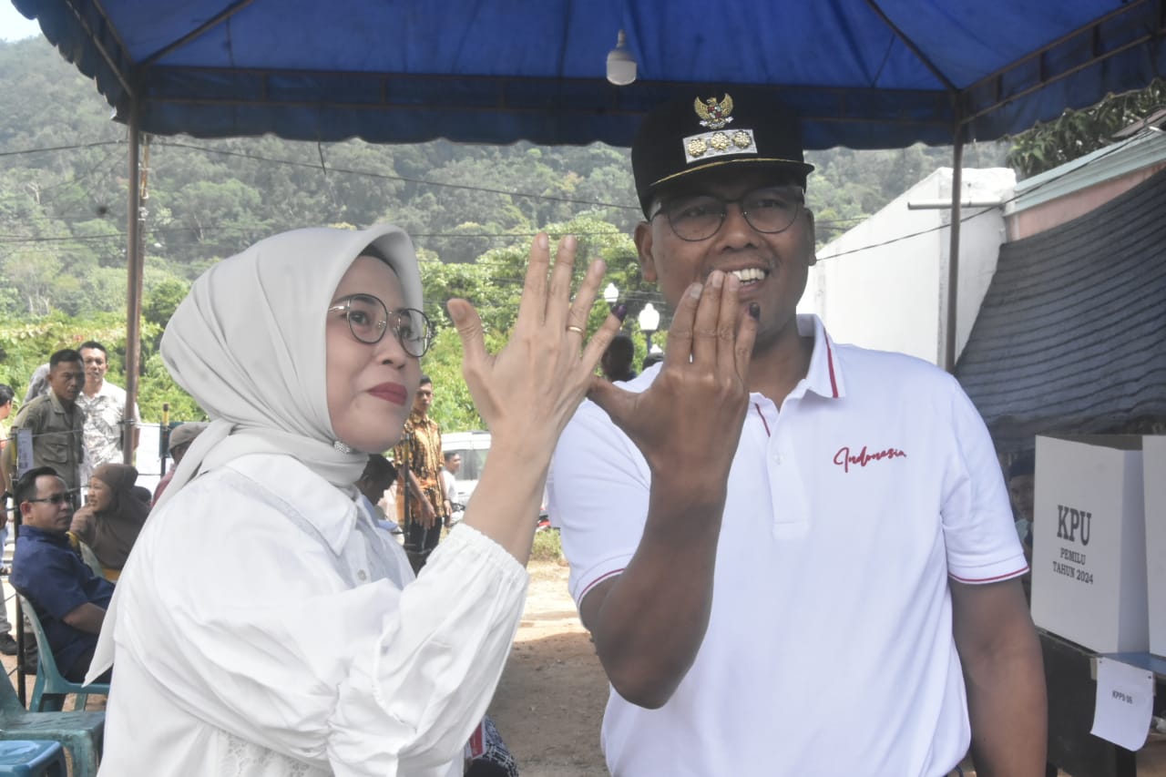 Keterangan Fhoto: BupatibTapteng, Dr.Sugeng Riyanta, SH dan Ketua Tim PKK Tapteng, Ny.Ade Sugeng Riyanta usai memberikan hak suara.