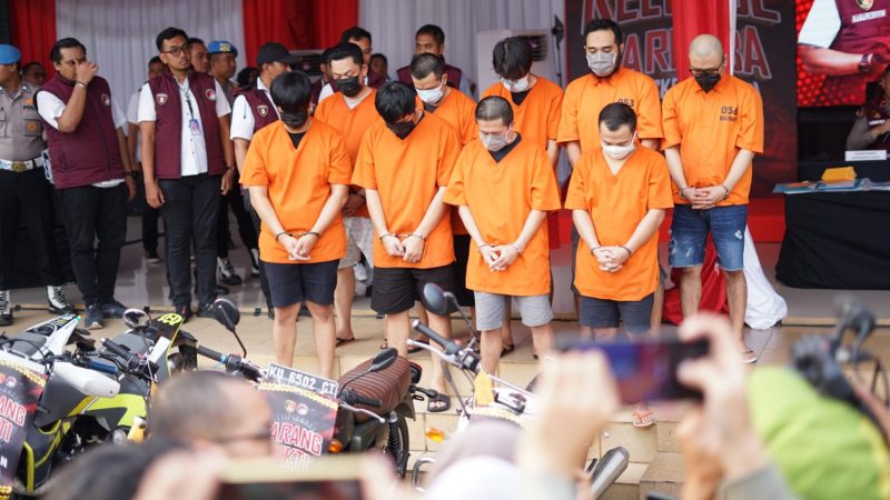 Tersangka berinisial TR, MA, SY, CA, AZ, NY, RO dan AY yakni mengelola aset dan melakukan pencucian uang