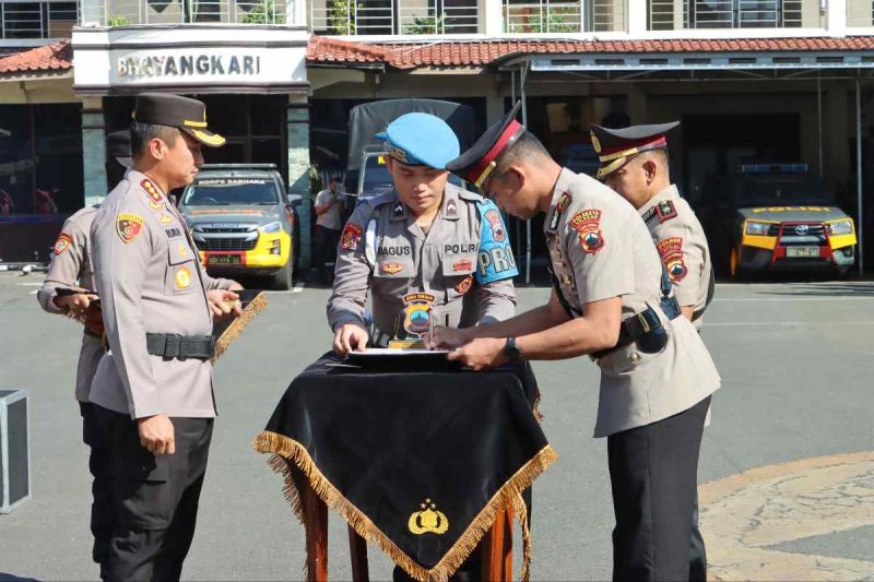 Polresta Cilacap menggelar upacara serah terima jabatan (sertijab) bagi sejumlah perwira, Kamis 19 September 2024. Acara yang dipimpin oleh Kapolresta Cilacap Kombes Pol Dr Ruruh Wicaksono, S.I.K, S.H, M.H