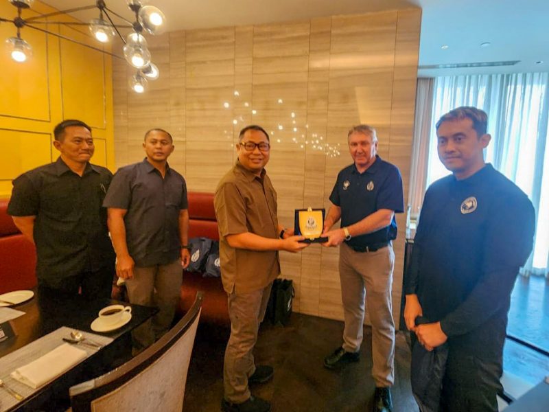 Brigadir Jenderal Faizal Ramadhani, menerima apresiasi dari Kepolisian Selandia Baru (New Zealand Police)