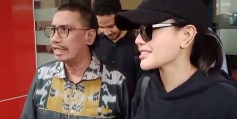 Nikita merasa dirugikan hingga akhirnya menempuh jalur hukum. (foto poskota.net anton)