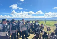 Polres Jayawijaya mengambil langkah dengan melakukan pendekatan kepada dua kelompok